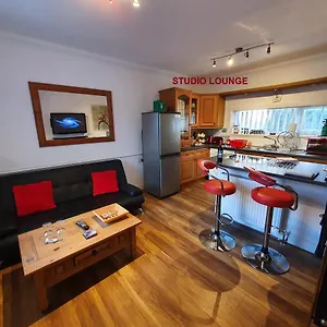 Cozy Studio Haven: Long-stay Comfort With Free Parking & Amenities Barry
